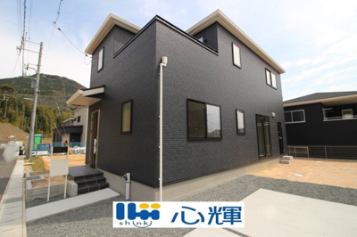 【外観】 | リーブルガーデン下関市秋根上町１丁目（2号棟） | 明るい日差しが差し込む現地。車もゆったり駐めることができます。ぜひ現地をご覧ください。
