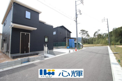 【前面道路含む現地写真】 | リーブルガーデン下関市秋根上町１丁目（2号棟） | 整備された道路に面する現地は、コミュニティー以外の方々の出入りも少なく、お車の出し入れも楽々です。
