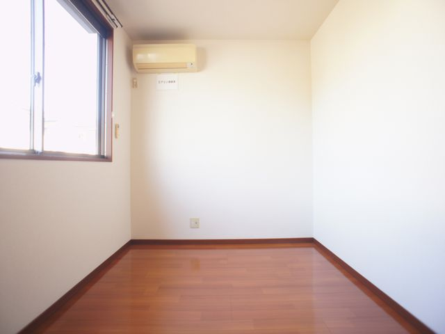 【寝室】 | ヴィヴァーチェＣ | 快適に過ごせるエアコンが付いています♪