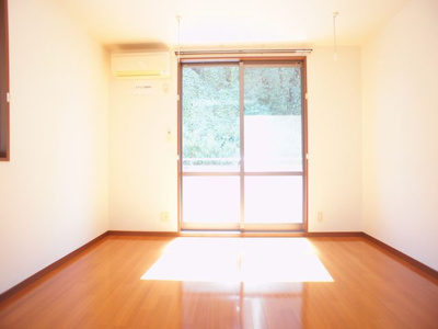 【居間・リビング】 | ヴィヴァーチェＣ | 快適に過ごせるエアコンと便利な室内物干しが付いています♪