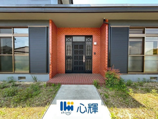 【玄関】 | 西際波台3丁目中古家屋2階建 | 家の顔となる玄関。 ゲストを迎え入れても安心の空間です。
