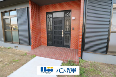 【玄関】 | 西際波台3丁目中古家屋2階建 | 家の顔となる玄関。 ゲストを迎え入れても安心の空間です。
