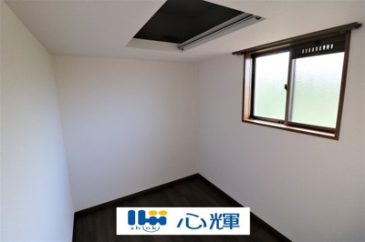 【収納】 | 西際波台3丁目中古家屋2階建 | 1階納戸は、衣類やかばんなどをまとめて収納出来ます。