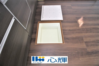 【キッチン】 | 西際波台3丁目中古家屋2階建 | キッチン床下収納です。いざというときの非常食や使用頻度の低いものをコンパクトに収納します。