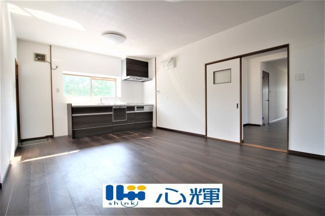 【居間・リビング】 | 西際波台3丁目中古家屋2階建 | 家族が集う開放的な自由空間。季節ごとに壁飾りや家具の配置を変えて楽しんでみるのはいかがですか。