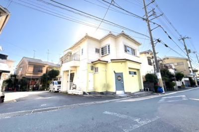 【前面道路含む現地写真】 | 伏見区小栗栖中山田町　中古戸建 | ホームセンター徒歩7分・MOMOテラス徒歩9分と買物便利なエリアです。コンビニも徒歩5分にございます。