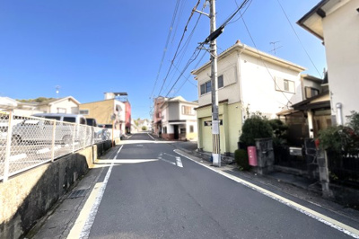 【前面道路含む現地写真】 | 伏見区小栗栖中山田町　中古戸建 | こちらの物件には駐車場がありませんが、物件の目の前には広い《月極駐車場》があります。※駐車場等の空き状況は都度要確認