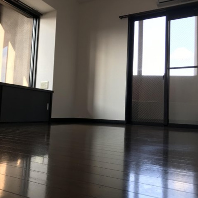 【居間・リビング】 | ピュアドーム博多エクセーヌ | 別号室の写真になります。現況優先。