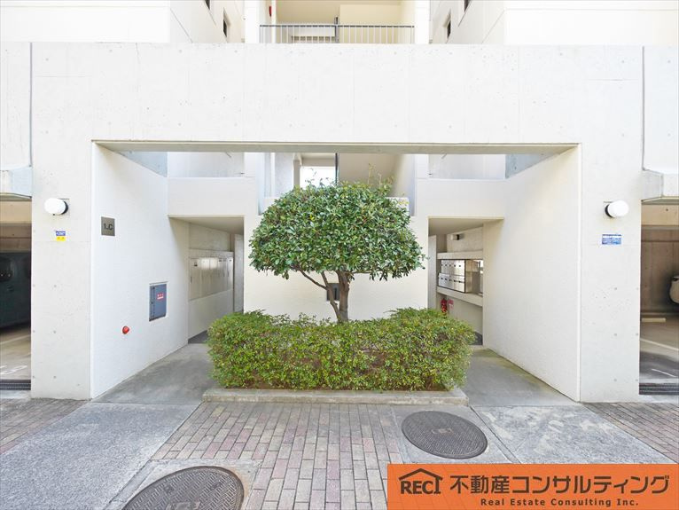 日商岩井芦屋ガーデンヒルズE棟のエントランス