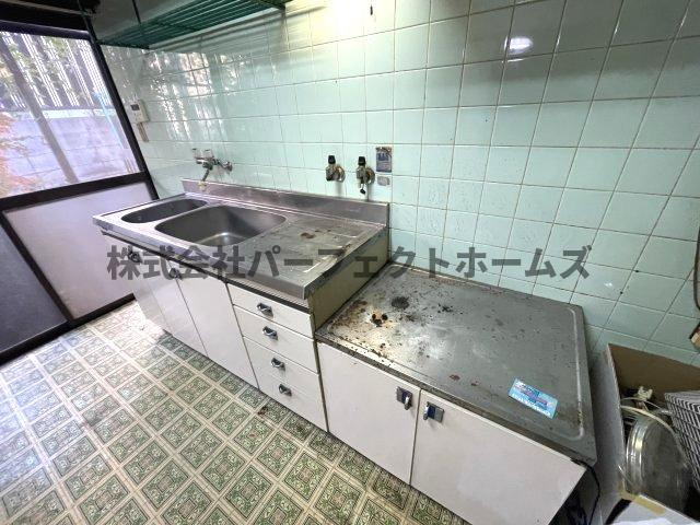 藤阪元町3丁目戸建　賃貸のキッチン|コンパクトなキッチンで掃除もラクラク