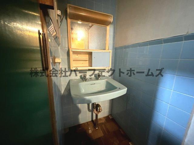 藤阪元町3丁目戸建　賃貸の洗面所|明るい洗面所です