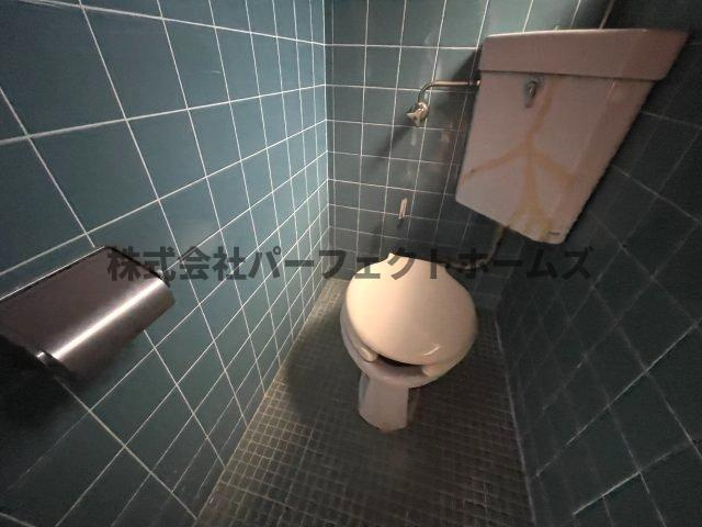 藤阪元町3丁目戸建　賃貸のトイレ|落ち着いた色調のトイレです