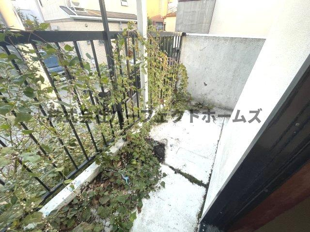 藤阪元町3丁目戸建　賃貸のバルコニー|外からの目が気にならないバルコニーで洗濯物が干せます