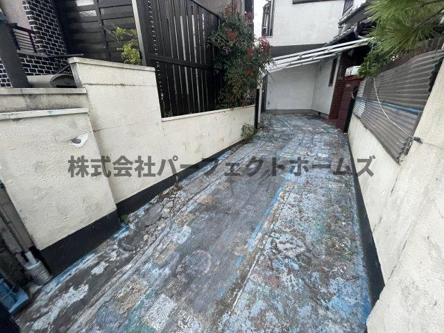 藤阪元町3丁目戸建　賃貸の駐車場|車をお持ちの方に嬉しい駐車場付きの物件です
