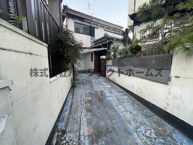 藤阪元町3丁目戸建　賃貸の駐車場|駐車場です