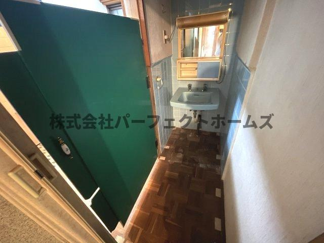 藤阪元町3丁目戸建　賃貸の洗面所|スペースが確保できる洗面所です