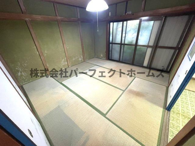 藤阪元町3丁目戸建　賃貸の和室|駐車場に車を止められます