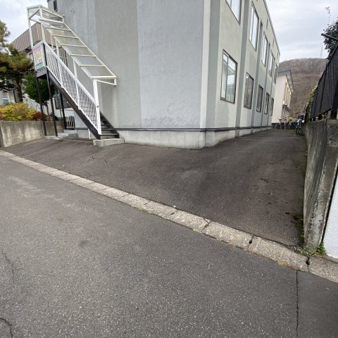 石崎コーポ５の駐車場|駐車場に車を止められます