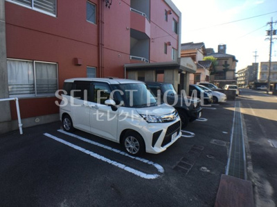 【駐車場】 | リバーサイドマンション | 駐車場があるので、車を買う予定の方も安心です