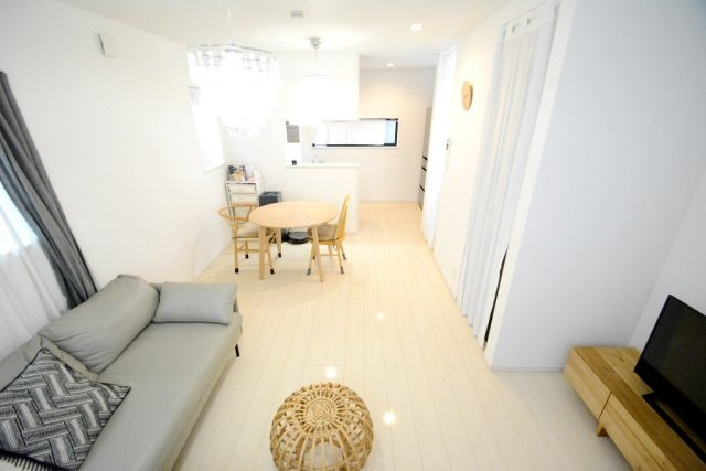 【居間・リビング】 | 新座市東1丁目　中古一戸建住宅　(志木本店)