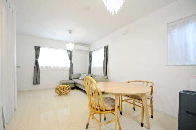 【居間・リビング】 | 新座市東1丁目　中古一戸建住宅　(志木本店)