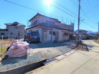 【外観】 | 道路側より望む　カースペースは3台分　閑静な住宅地の一角