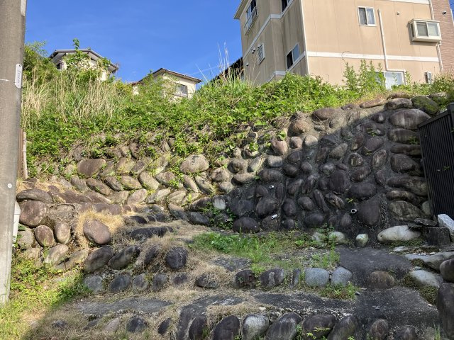 常滑市青海町1丁目の外観|西側崖