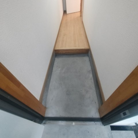 酒巻ハイツ２号棟の玄関