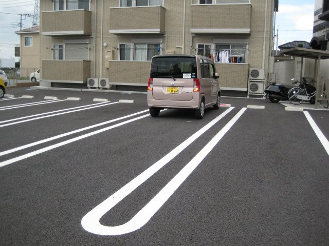 サンアロースⅡの駐車場