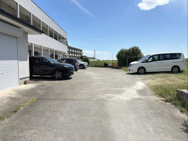 ワイエスコーポの駐車場|駐車場があります