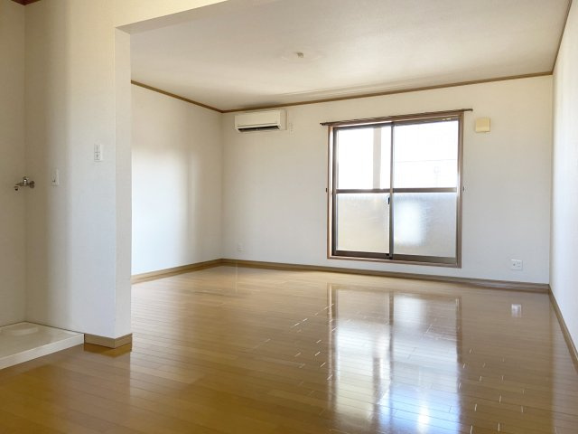 ワイエスコーポの居間・リビング|ゆったりとした居間です