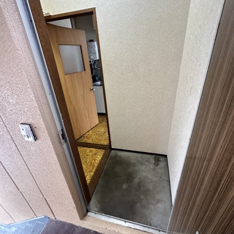 宝マンションの玄関