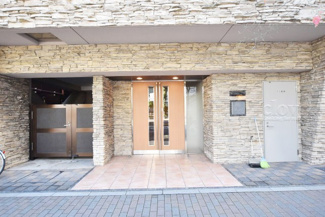 【エントランス】 | お客様を、そして住人を出迎えてくれるマンションのエントランス。ゴミが落ちていないことからも、管理状態の良さや住民の節度の高さが見て取れます。～即日のご見学可能～　お問合せはお気軽にどうぞ。

