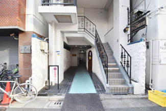 【エントランス】 | マンションの正面エントランス。出入りする人間を癒してくれるマンション入り口であり、その建物の「顔」でもあります。～即日のご見学可能～　お問合せはお気軽にどうぞ。
