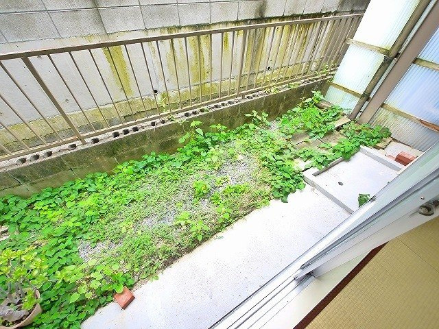 平和マンションの庭|簡単な家庭菜園も楽しめるお庭です