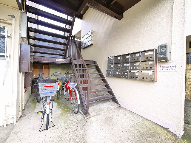 平和マンションのエントランス|明るい共有スペース