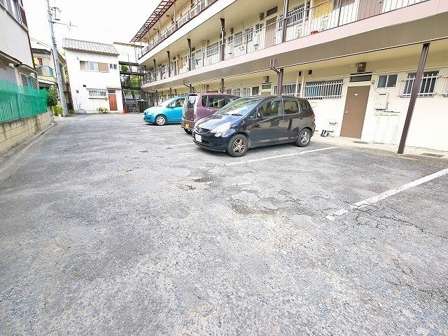 平和マンションの駐車場|駐車場に車を止められます
