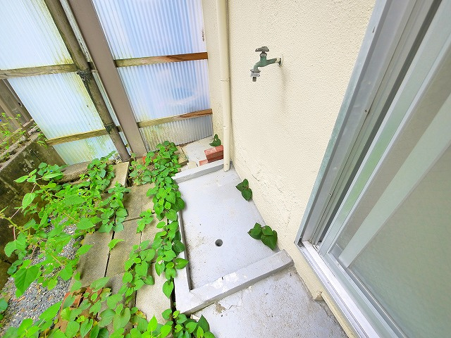 平和マンションの設備|お庭に洗濯機置き場がございます。