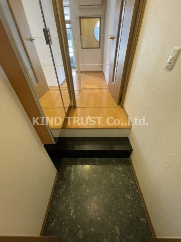 デュオグラン梅田東の玄関|収納もある玄関です