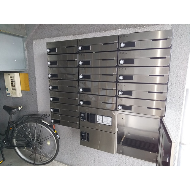 メゾン新明のエントランス|宅配ボックスあり