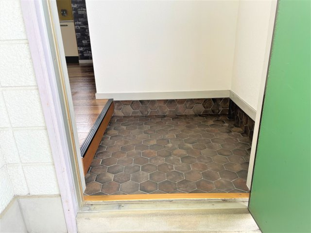 コーポ薫【キャッシュバック対象】の玄関|ゆったりとした玄関です