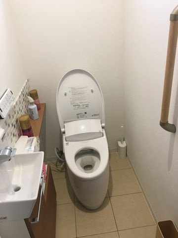 正法寺　中古戸建　3LDK+Sのトイレ|オシャレなタイルの床に手すり付きの1階トイレです！