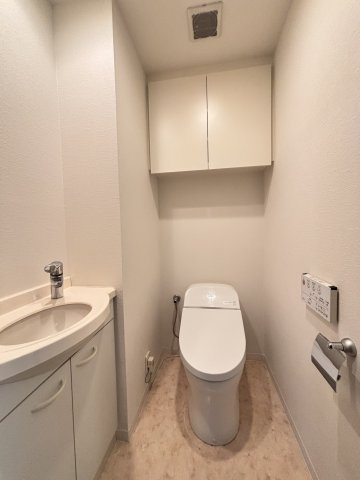 温水洗浄機能付タンクレストイレ　手洗付