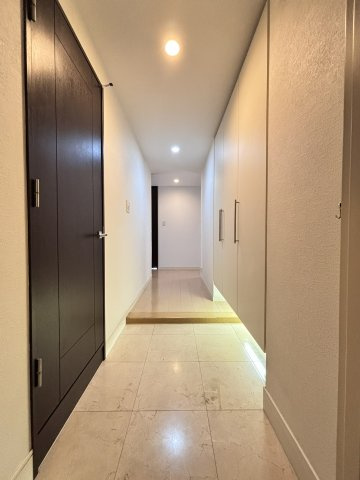 大理石貼りの玄関　ストレージ有