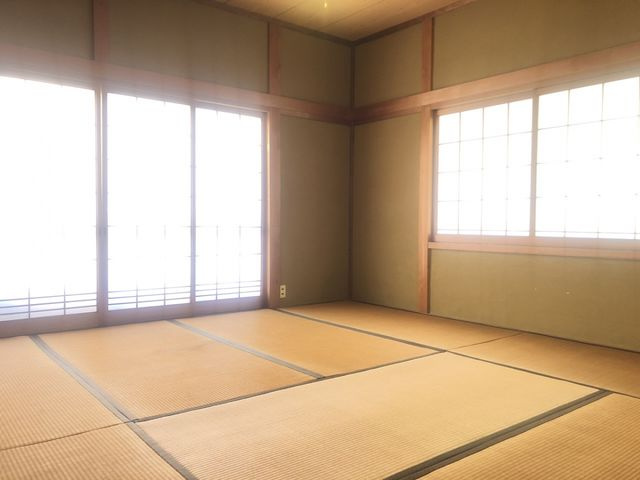 出石町東條 中古戸建 4K+Sの内装|2階8帖和室：日当り良好！