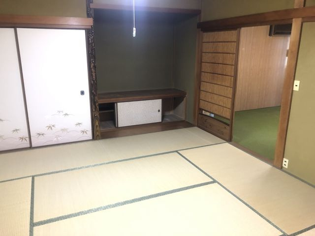 出石町東條 中古戸建 4K+Sの内装|1階和室：押入付の和室８帖です！