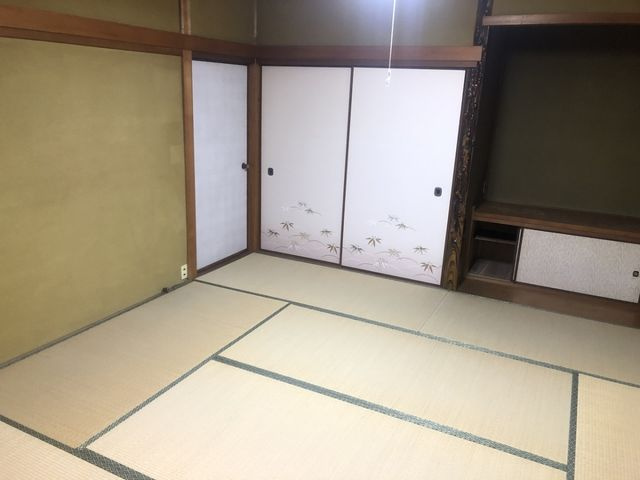 出石町東條 中古戸建 4K+Sの内装|1階和室：奥にもう一つ収納があります！