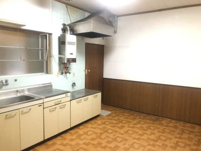 出石町東條 中古戸建 4K+Sのキッチン|1階キッチン：キッチン下にたくさんの収納♪