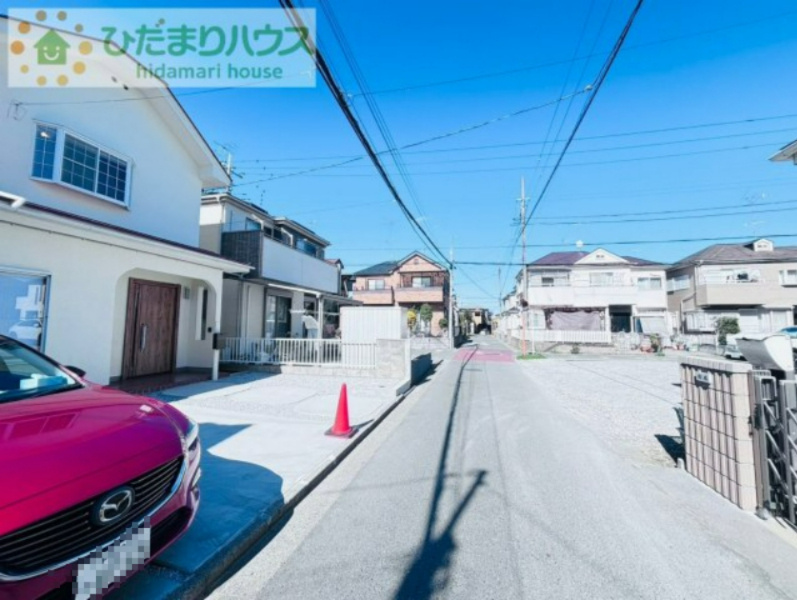 鴻巣市箕田　中古一戸建ての前面道路含む現地写真