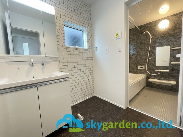 平塚市広川　新築戸建　全4棟3号棟の独立洗面台|朝の身支度には欠かせない独立洗面化粧台